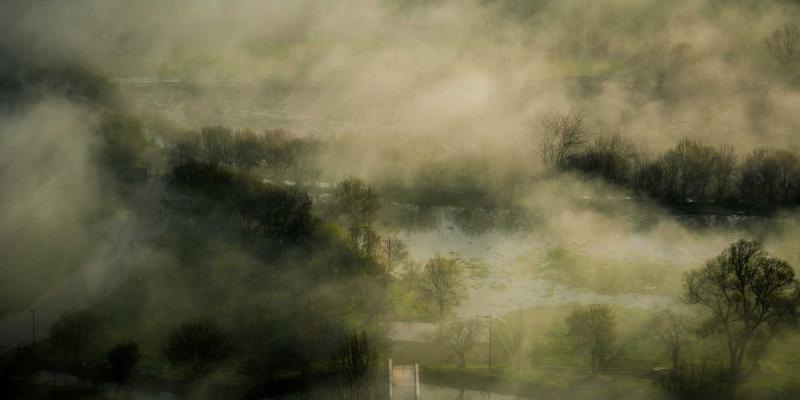 从设计平台视角解析：大唐屋顶形制如何体现森严等级，及其对现代蒸汽波风格与文化创意的启示